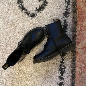 great condition barely used classic dr martens boots!!